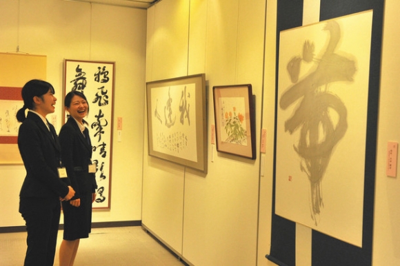 卒業生らの作品が並ぶ会場=岐阜市の市民会館で