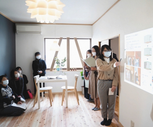 リノベーションの成果を披露する女子大生ら＝各務原市で