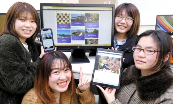 岐阜の魅力を伝えるサイト「岐阜で1日楽しもう!」を作成した岐阜女子大の学生ら=岐阜市太郎丸の同大で