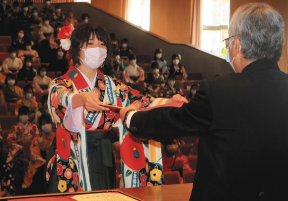 曽根学長（右）から卒業証書を受け取る卒業生＝大垣市の大垣女子短大で