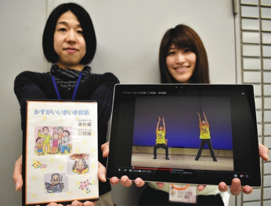 スマートフォンやタブレットなどで見られるいきいき体操。ＤＶＤの配布もある＝春日井市役所で