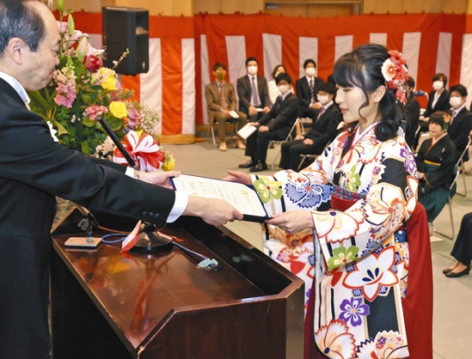 卒業証書などを受け取る卒業生（右）＝長浜市田村町の長浜バイオ大で