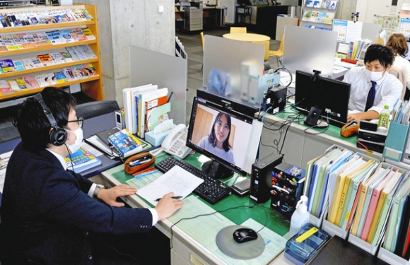 新型コロナウイルス対策で始まった学生向けのウェブ就活面談=名古屋市中村区の愛知大・名古屋キャンパスで