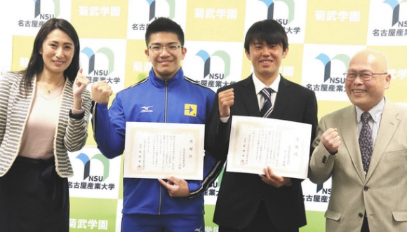 左から高木弘恵学長、柳川さん、掛布さん、堀田理事＝尾張旭市の名古屋産業大で