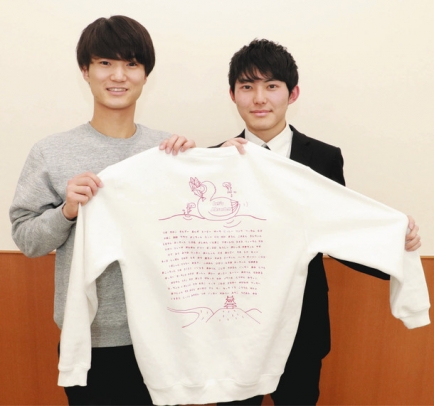 来年の大会開催に期待を寄せる鈴木さん（右）と徳谷さん＝岐阜市の岐阜聖徳学園大で