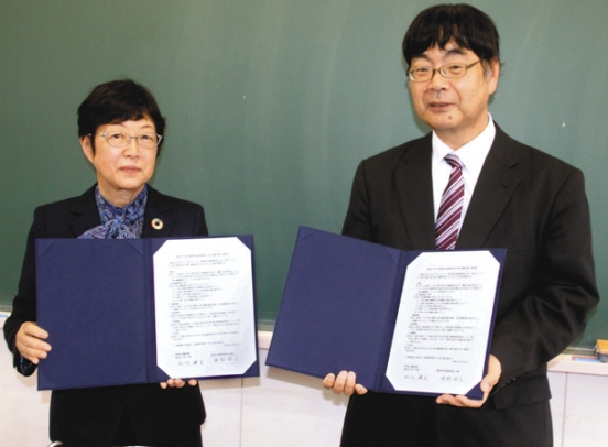 協定書を交わした松川学長（左）と服部校長＝愛西市の佐屋高で