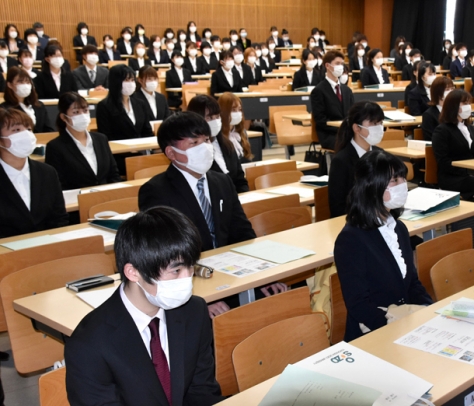 学科ごとに分かれた教室での入学式で、伊藤学長の話に耳を傾ける新入生たち＝豊橋市の豊橋創造大で