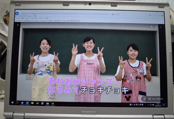 楽しく手の洗い方が学べる手遊び「かたつむりのてあらい」の一場面