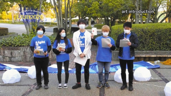 動画内で自閉症に関する書籍を紹介する学生たち