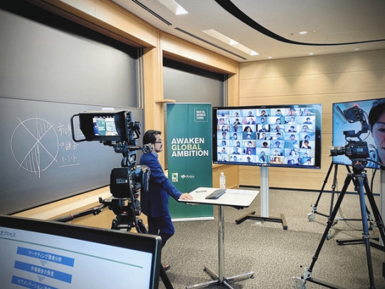 教員と学生をオンラインでつないだライブ形式の授業の様子=日進市の名古屋商科大で