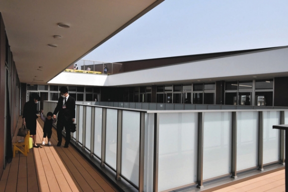全ての部屋に光が差し込む園舎＝北名古屋市熊之庄の森のくまっこで