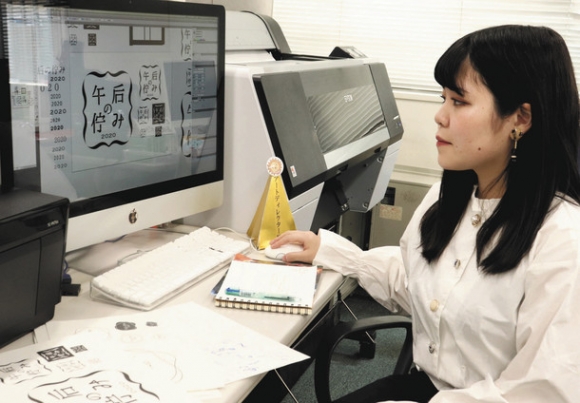 チラシの制作をする土田さん＝長久手市文化の家で