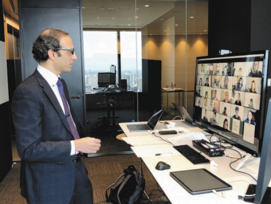 外国人教員による英語でのビジネス科目のオンライン授業＝日進市の名古屋商科大で