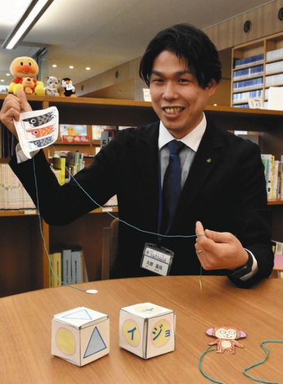 キュービックパズル（手前）など家庭でできる工作を紹介する大曽講師＝瑞穂区汐路町３の名古屋女子大で