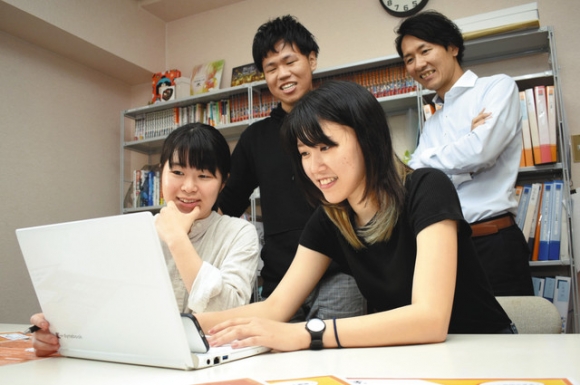 企業紹介動画を集めた特設サイトを立ち上げた(左から)三輪さん、久保さん、浦野さん、中村さん =三重県四日市市のわくわくスイッチで