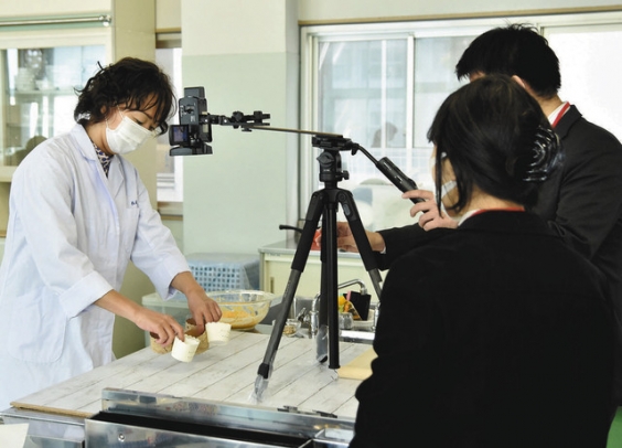 レシピ動画を制作する関係者ら＝各務原市の東海学院大で