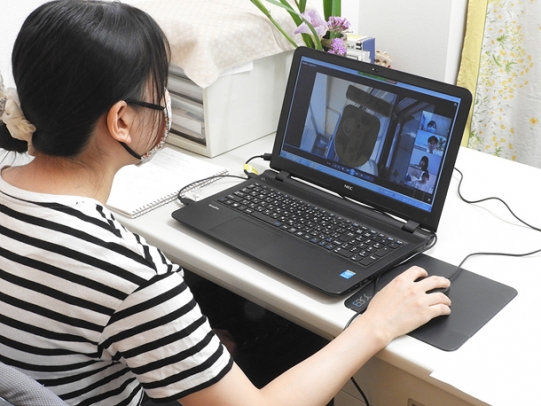 保育士を目指す中部大の学生６人とオンラインで結んで行われたウェブ授業＝熱田区明野町の明野保育園で