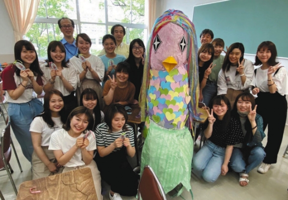 アマビエ像完成時、学生たちの記念撮影＝豊明市栄町のキャンパスで