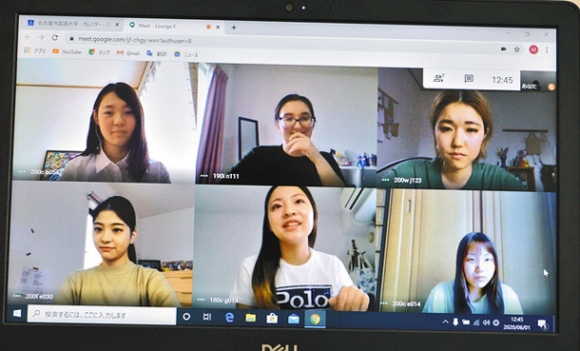 昼休み時間にオンラインで交流する学生たちとブレイニーさん（上段（中））＝日進市の名古屋外国語大で