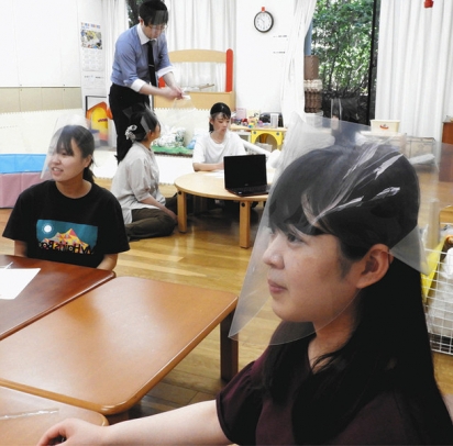 クリアファイルで自作したフェースシールドを着ける幼児教育学科の4年生=春日井市の中部大で