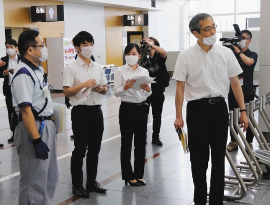 中部国際空港を見学する三浦教授（手前右）ら＝常滑市で