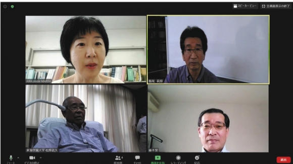 ネット上で意見を交わす講演者＝名古屋市内で