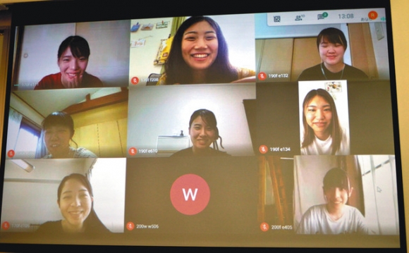 オンライン上で新入生（下段真ん中と右）に活動の魅力をアピールする女子ラクロス部の金津さん（上段左）らメンバー＝日進市岩崎町の名古屋外国語大で