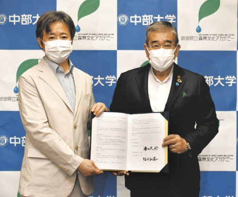 協定を締結した福井センター長(左)と涌井学長=岐阜県美濃市の県森林文化アカデミーで