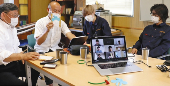 ＰＲグッズについて、ビデオ会議で学生と打ち合わせる岡田心准教授（左から２人目）、荒川さくらさん（同３人目）ら＝愛知県安城市東端町でＰＲグッズについて、ビデオ会議で学生と打ち合わせる岡田心准教授（左から２人目）、荒川さくらさん（同３人目）ら＝愛知県安城市東端町で