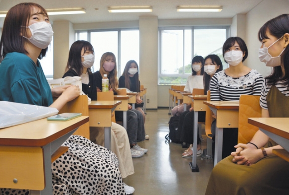 自己紹介などをして親睦を深める新入生ら＝日進市岩崎町竹ノ山で