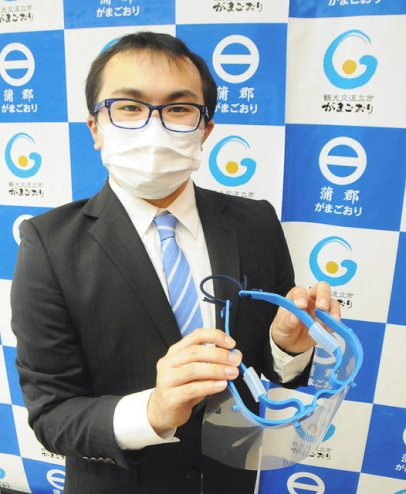 自ら設計したフェースシールドを手にする忠内さん＝蒲郡市役所で