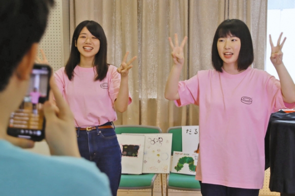 ネットを通じ、大学を紹介する学生ら＝岐阜市柳津町高桑西の岐阜聖徳学園大羽島キャンパスで