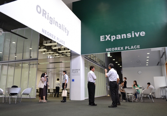「ネオレックス　プレイス」と命名された多目的ホールとセミナー室（左奥）＝名古屋市千種区の名古屋大理学南館で