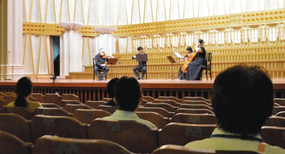 医療従事者に感謝をささげる弦楽四重奏の音楽会＝豊明市の藤田医科大で