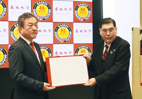協定書を手にする山下代表取締役（左）と小原学長＝名城大ナゴヤドーム前キャンパスで