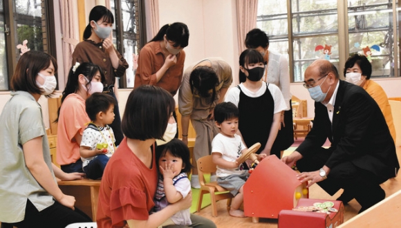 文教おやこ園の園児らと交流する加藤市長(右から2人目)=稲沢市稲葉2の文教おやこ園で