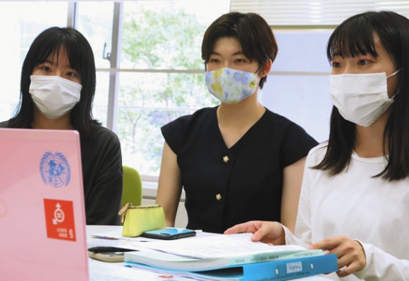 現地での活動を報告する学生。右から柴田さん、竹内さん、富永さん＝長久手市の県立大で