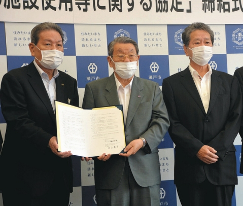 締結式に出席した（左から）伊藤市長、因田理事長、水野会長＝瀬戸市役所で