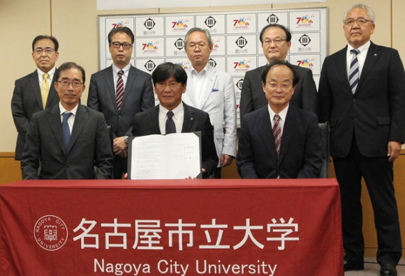 医療分野での連携協定を結んだ名古屋市立大の郡理事長(前列(右))と豊川市の竹本市長(同(中))ら=名古屋市瑞穂区で