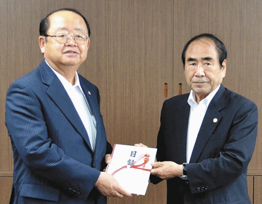 山田校友会会長（右）から寄付金３０００万円の目録を受け取る立花理事長＝天白区の名城大天白キャンパスで