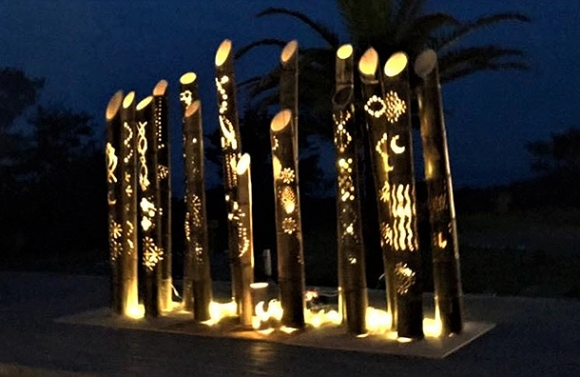 くらがりにほのかに点灯する竹灯籠=豊橋市東七根町で(竹あかりプロジェクト愛知提供)