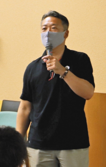 美濃加茂市の特徴を紹介する市職員＝各務原市の東海学院大で