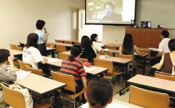 特別支援学校の職員に質問をするゼミ生＝豊明市栄町のキャンパスで