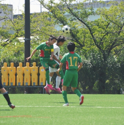 激しくボールを競り合う生徒ら＝日進市の愛知学院大で