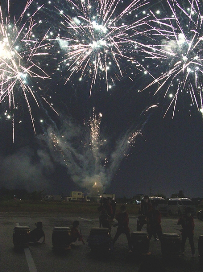 夏の夜空を彩る打ち上げ花火＝稲沢市大塚北９で