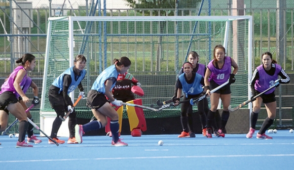 代表入りへアピールする選手＝各務原市の川崎重工ホッケースタジアムで（日本ホッケー協会提供）