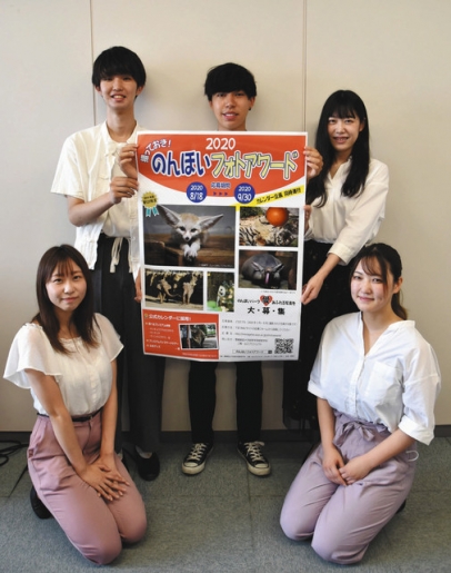 フォトアワードをＰＲする大学生たち＝豊橋市役所で