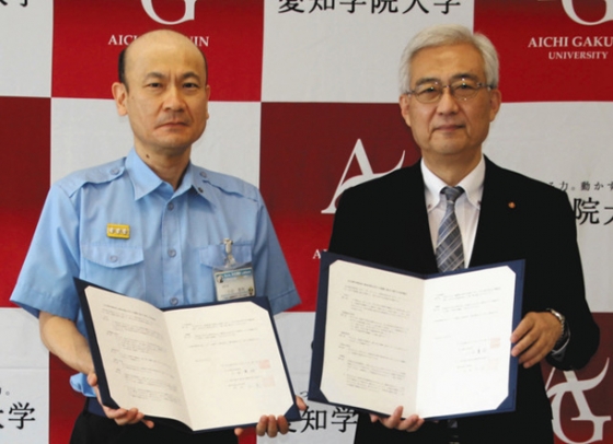 協定書への署名を終えた小出消防長(左)と引田学長=北区の愛知学院大名城公園キャンパスで
