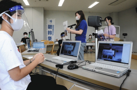 自宅で過ごす１年生にズームでアピールする学生クラブ・サークルの代表者＝鈴鹿市岸岡町の鈴鹿医療科学大で