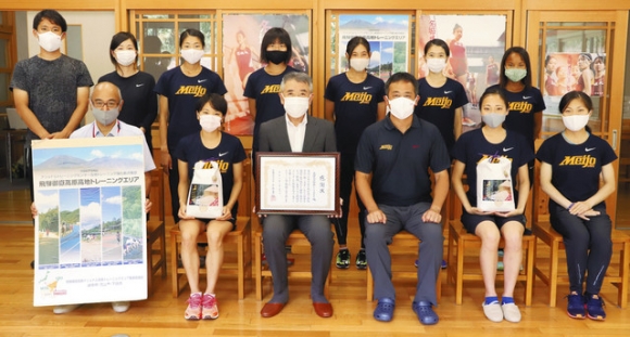 西倉副市長（前列左から３人目）に感謝状を贈った名城大女子駅伝部の選手たち＝高山市高根町の飛騨高山御嶽トレーニングセンターで